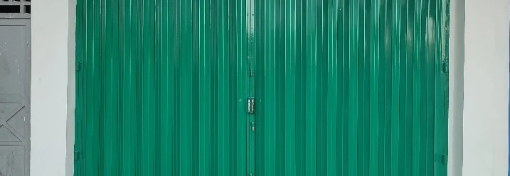 Geschlossenes grünes Garagentor